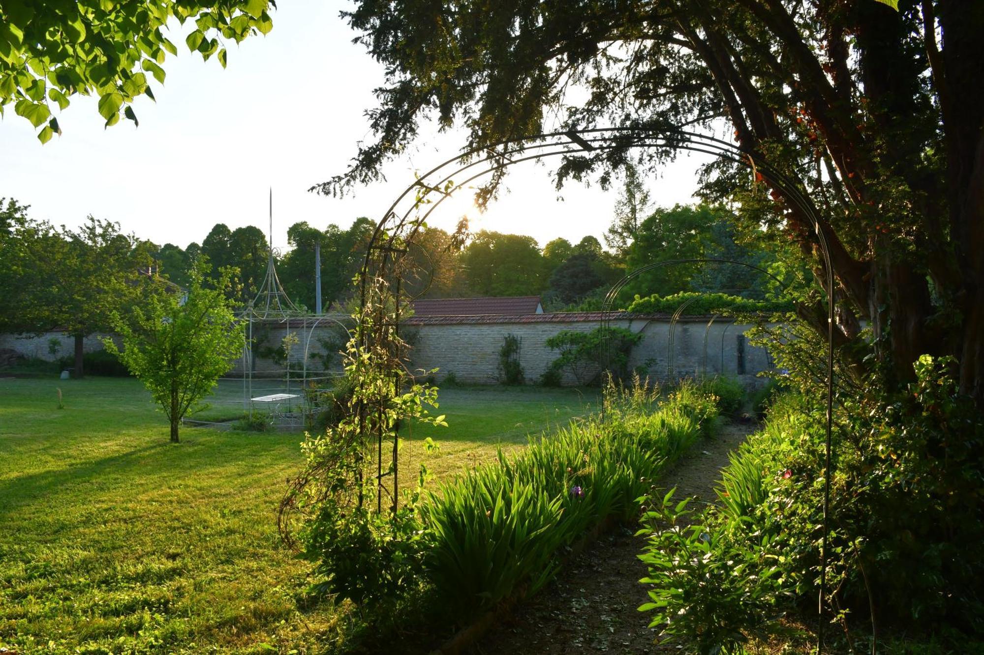 Le Val Clos, Appartement Dans Une Maison De Maitre 19E Tanlay Экстерьер фото